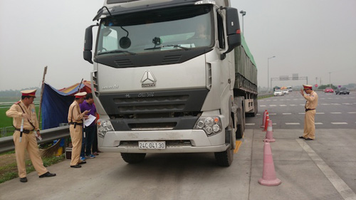 Ngăn chặn xe quá tải trên cao tốc Nội Bài - Lào Cai - ảnh 1